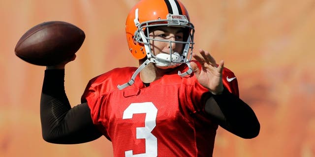 Cleveland Browns quarterback Rex Grossman passes during practice at NFL football training camp in Berea, Ohio Friday, Aug. 15, 2014. (AP Photo/Mark Duncan)