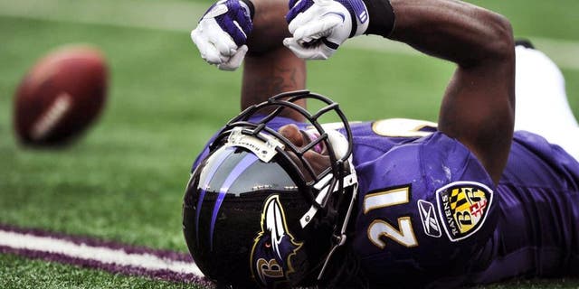 BALTIMORE, MD - NOVEMBER 20: Corner back Lardarius Webb #21 of the Baltimore Ravens shows his frustration after missing an interception against the Cincinnati Bengals in the second quarter at M&T Bank Stadium on November 20, 2011 in Baltimore, Maryland. (Photo by Patrick Smith/Getty Images)