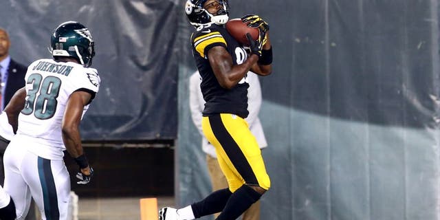Aug 21, 2014; Philadelphia, PA, USA; Pittsburgh Steelers wide receiver Darrius Heyward-Bey (85) makes a touchdown catch in front of Philadelphia Eagles defensive back Keelan Johnson (38) during the second half of a game at Lincoln Financial Field. The Eagles won 31-21. Mandatory Credit: Bill Streicher-USA TODAY Sports