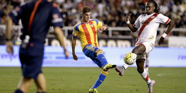 Valencia's Argentinian forward Rodrigo de Paul (L) vies with Rayo's Angolan forward Manucho during the Spanish league football match Rayo Vallecano de Madrid vs Valencia CF at Vallecas stadium in Madrid, on August 22, 2015. AFP PHOTO/ DANI POZO (Photo credit should read DANI POZO/AFP/Getty Images)