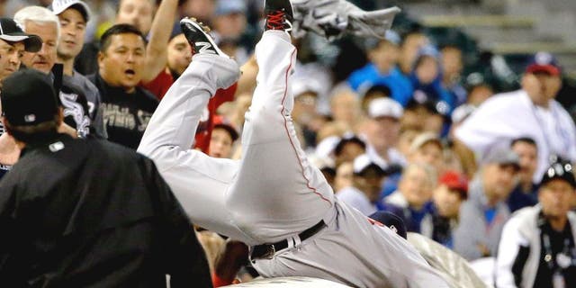 CHICAGO, IL - AUGUST 24: Pablo Sandoval #48 of the Boston Red Sox leaps onto the tarp to make a catch for an out against the Chicago White Sox during the second inning at U.S. Cellular Field on August 24, 2015 in Chicago, Illinois. (Photo by Jon Durr/Getty Images)