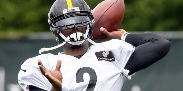 Pittsburgh Steelers quarterback Michael Vick passes during practice for the NFL football team, Wednesday, Aug. 26, 2015 in Pittsburgh. The Steelers signed Vick to a 1-year deal to replace backup Bruce Gradkowski, out with a hand injury. (AP Photo/Keith Srakocic)