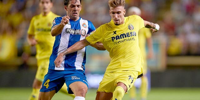 VILLARREAL, SPAIN - AUGUST 28: Samuel Castillejo (R) of Villarreal battle for the ball with Victor Sanchez of Espanyol during the La Liga match between Villarreal CF and RCD Espanyol at El Madrigal Stadium on August 28, 2015 in Villarreal, Spain. (Photo by Manuel Queimadelos Alonso/Getty Images)