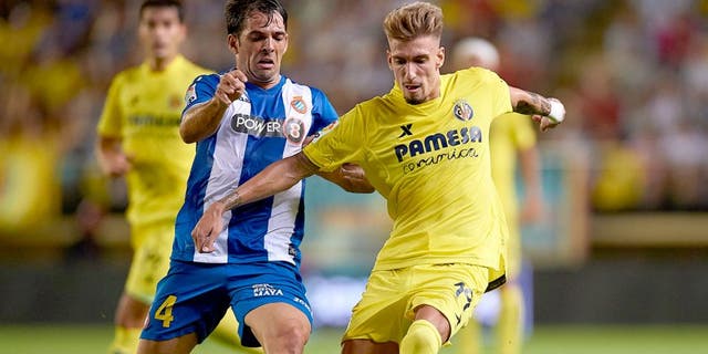 VILLARREAL, SPAIN - AUGUST 28: Samuel Castillejo (R) of Villarreal battle for the ball with Victor Sanchez of Espanyol during the La Liga match between Villarreal CF and RCD Espanyol at El Madrigal Stadium on August 28, 2015 in Villarreal, Spain. (Photo by Manuel Queimadelos Alonso/Getty Images)
