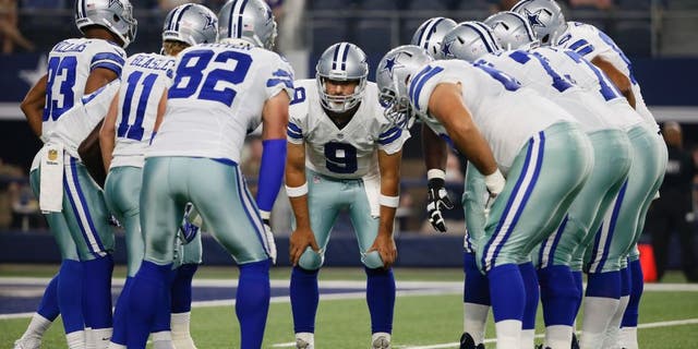 Dallas Cowboys quarterback Tony Romo (9) huddles with the team against the Minnesota Vikings during the first half of a preseason NFL football game Saturday, Aug. 29, 2015, in Arlington, Texas. (AP Photo/Tony Gutierrez)