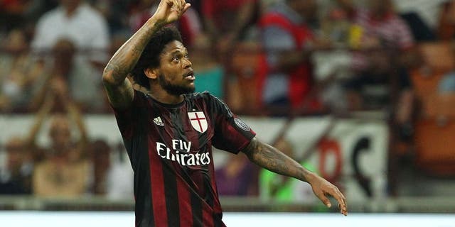 MILAN, ITALY - AUGUST 29: Luiz Adriano of AC Milan celebrates his goal during the Serie A match between AC Milan and Empoli FC at Stadio Giuseppe Meazza on August 29, 2015 in Milan, Italy. (Photo by Marco Luzzani/Getty Images)