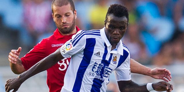 SAN SEBASTIAN, SPAIN - AUGUST 29: Tue Na Bangna Bruma of Real Sociedad de Futbol duels for the ball with Alberto Lora of Sporting Gijon during the La Liga match between Real Sociedad de Futbol and Sporting Gijon at Estadio Anoeta on August 29, 2015 in San Sebastian, Spain. (Photo by Juan Manuel Serrano Arce/Getty Images)