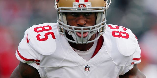 OAKLAND, CA - DECEMBER 7: Tight end Vernon Davis #85 of the San Francisco 49ers carries a pass before a game against the Oakland Raiders on December 7, 2014 at O.co Coliseum in Oakland, California. The Raiders won 24-13. (Photo by Brian Bahr/Getty Images)