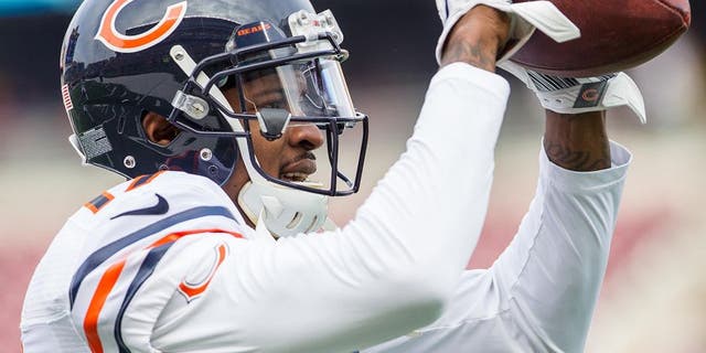 Dec 28, 2014; Minneapolis, MN, USA; Chicago Bears wide receiver Alshon Jeffery (17) warms up before the game against the Minnesota Vikings at TCF Bank Stadium. The Minnesota Vikings win 13-9. Mandatory Credit: Brad Rempel-USA TODAY Sports