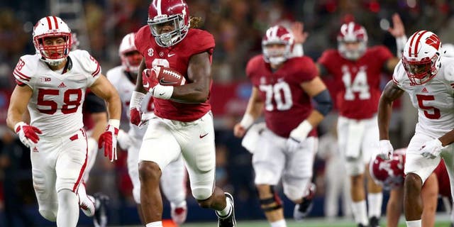 ARLINGTON, TX - SEPTEMBER 05: Derrick Henry #2 of the Alabama Crimson Tide runs for a touchdown against the Wisconsin Badgers in the third quarter during the Advocare Classic at AT&T Stadium on September 5, 2015 in Arlington, Texas. (Photo by Ronald Martinez/Getty Images)
