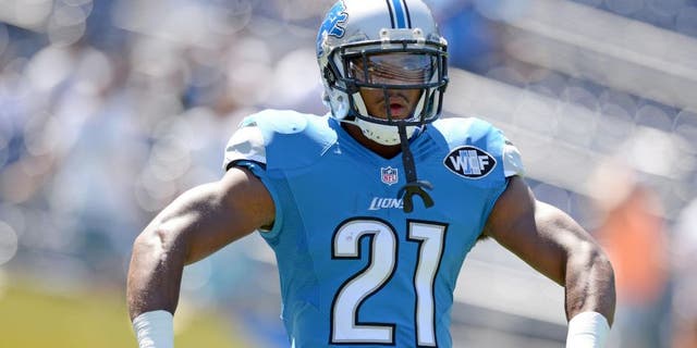 Sep 13, 2015; San Diego, CA, USA; Detroit Lions running back Ameer Abdullah (21) stretches before the game against the San Diego Chargers at Qualcomm Stadium. Mandatory Credit: Jake Roth-USA TODAY Sports