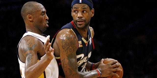 Los Angeles Lakers' Kobe Bryant (L) defends against Cleveland Cavaliers' LeBron James during the second half of their NBA basketball game in Los Angeles December 25, 2009. REUTERS/Danny Moloshok (UNITED STATES - Tags: SPORT BASKETBALL)