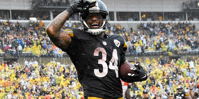 PITTSBURGH, PA - SEPTEMBER 18: DeAngelo Williams #34 of the Pittsburgh Steelers celebrates his touchdown reception in the fourth quarter during the game against the Cincinnati Bengals at Heinz Field on September 18, 2016 in Pittsburgh, Pennsylvania. (Photo by Joe Sargent/Getty Images)