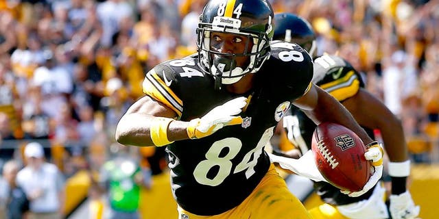 PITTSBURGH, PA - SEPTEMBER 20: Antonio Brown #84 of the Pittsburgh Steelers runs with the ball following a 59 yard pass in the first quarter against the San Francisco 49ers during the game at Heinz Field on September 20, 2015 in Pittsburgh, Pennsylvania. (Photo by Jared Wickerham/Getty Images)