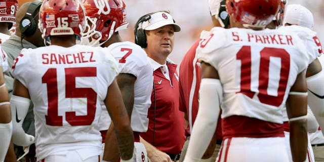 Bob Stoops, the head coach of the Oklahoma Sooners, speaks with his team against the Tennessee Volunteers at Neyland Stadium on September 12, 2015 in Knoxville, Tennessee.
