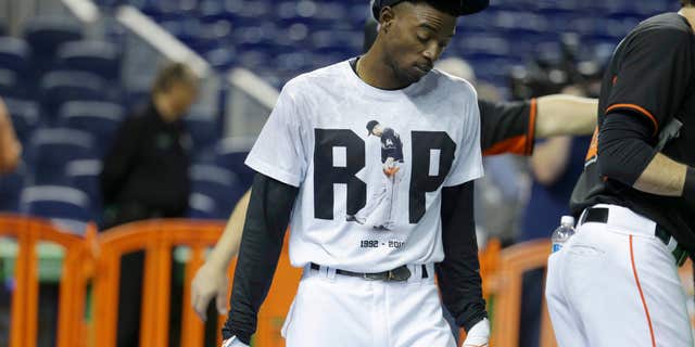 Miami Marlins second baseman Dee Gordon wears a T-shirt reading RIP in honor of pitcher Jose Fernandez during batting practice before a baseball game against the New York Mets, Monday, Sept. 26, 2016, in Miami.