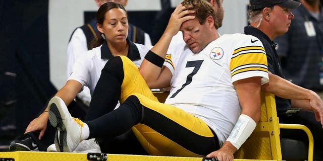 ST. LOUIS, MO - SEPTEMBER 27: Ben Roethlisberger #7 of the Pittsburgh Steelers leaves the field after being injured against the St. Louis Rams in the third quarter at the Edward Jones Dome on September 27, 2015 in St. Louis, Missouri. (Photo by Dilip Vishwanat/Getty Images)