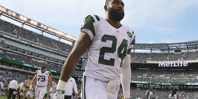 EAST RUTHERFORD, NJ - SEPTEMBER 27: Darrelle Revis #24 of the New York Jets walks off the field after the Jets 24-17 loss against the Philadelphia Eagles at MetLife Stadium on September 27, 2015 in East Rutherford, New Jersey. (Photo by Al Bello/Getty Images)