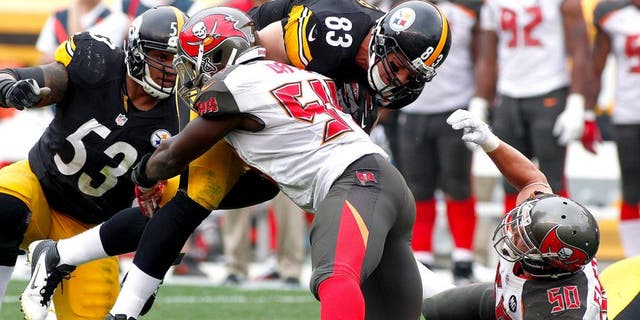 PITTSBURGH, PA - SEPTEMBER 28: Heath Miller #83 of the Pittsburgh Steelers gets tackled by Lavonte David #54 of the Tampa Bay Buccaneers during the second quarter at Heinz Field on September 28, 2014 in Pittsburgh, Pennsylvania. (Photo by Justin K. Aller/Getty Images)