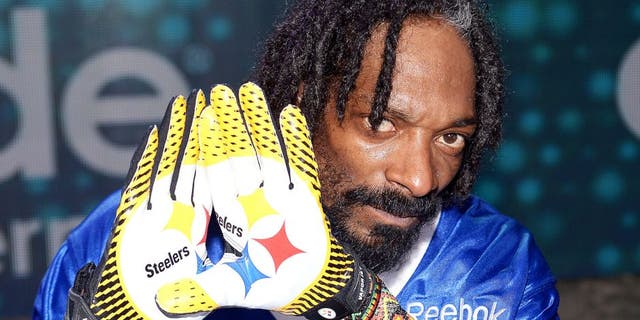 NEW ORLEANS, LA - FEBRUARY 02: Rapper Snoop Dogg attends DIRECTV'S Seventh Annual Celebrity Beach Bowl at DTV SuperFan Stadium at Mardi Gras World on February 2, 2013 in New Orleans, Louisiana. (Photo by Michael Loccisano/Getty Images For DirecTV)