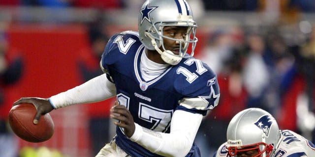 FOXBORO, MA - NOVEMBER 16: Quincy Carter #17 of the Dallas Cowboys eludes a tackle attempt by Willie McGinest #55 of the New England Patriots November 16, 2003 at Gillette Stadium in Foxboro, Massachusetts. (Photo by Al Bello/Getty Images)