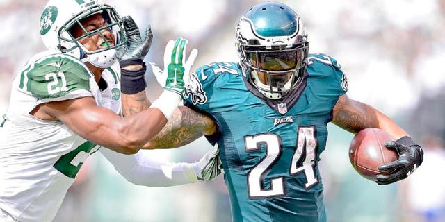 Sep 27, 2015; East Rutherford, NJ, USA; Philadelphia Eagles running back Ryan Mathews (24) stiff arms New York Jets strong safety Marcus Gilchrist (21) to gain extra yards at MetLife Stadium. Mandatory Credit: Steven Ryan-USA TODAY Sports