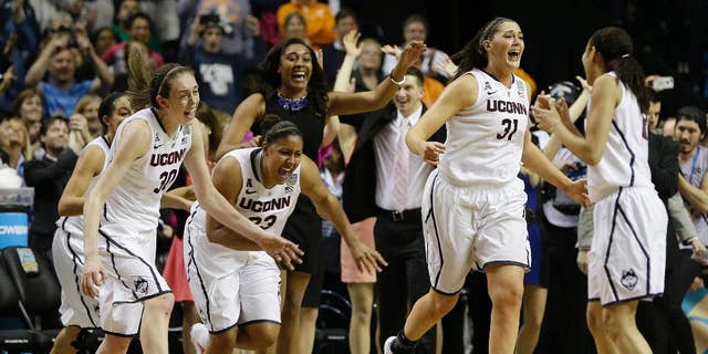 Uconn Routs Notre Dame 79 58 In Battle Of Unbeatens Wins Record 9th