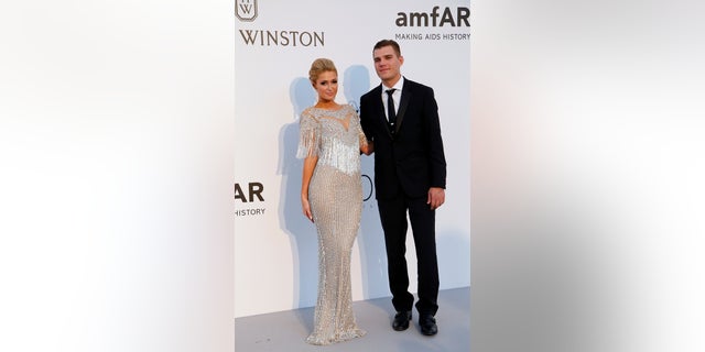 70th Cannes Film Festival The amfAR's Cinema Against AIDS 2017 event Photocall Arrivals - Antibes, France. 25/05/2017. Socialite Paris Hilton and her partner model Chris Zylka pose. REUTERS/Stephane Mahe - RTX37N25