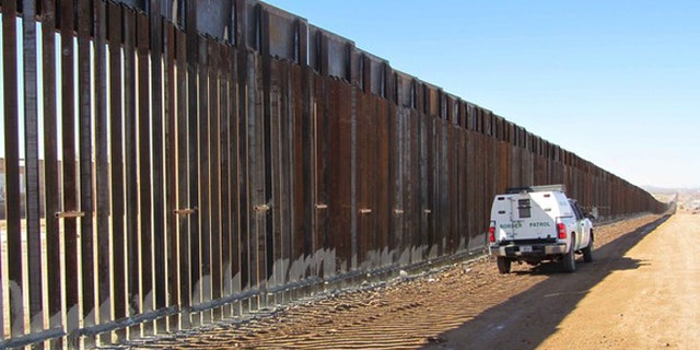 0e13565a-US-USA-MEXICO-FENCE