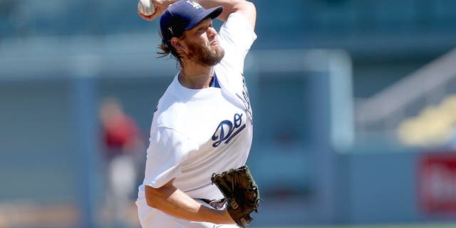 LOS ANGELES, CA - SEPTEMBER 24: Clayton Kershaw #22 of the Los Angeles Dodgers throws a pitch against the Arizona Diamondbacks at Dodger Stadium on September 24, 2015 in Los Angeles, California. (Photo by Stephen Dunn/Getty Images)