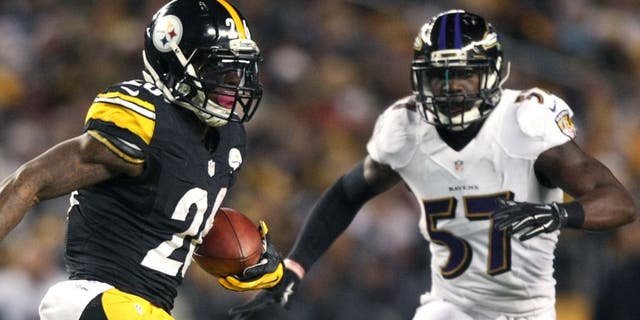 Nov 2, 2014; Pittsburgh, PA, USA; Pittsburgh Steelers running back Le'Veon Bell (26) runs the ball against Baltimore Ravens linebacker C.J. Mosley (57) during the first half of the game at Heinz Field. Mandatory Credit: Jason Bridge-USA TODAY Sports
