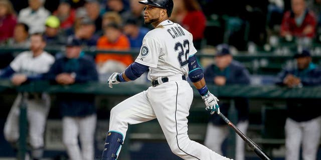 SEATTLE, WA - SEPTEMBER 28: Robinson Cano #22 of the Seattle Mariners singles in the fourth inning against the Houston Astros at Safeco Field on September 28, 2015 in Seattle, Washington. (Photo by Otto Greule Jr/Getty Images)