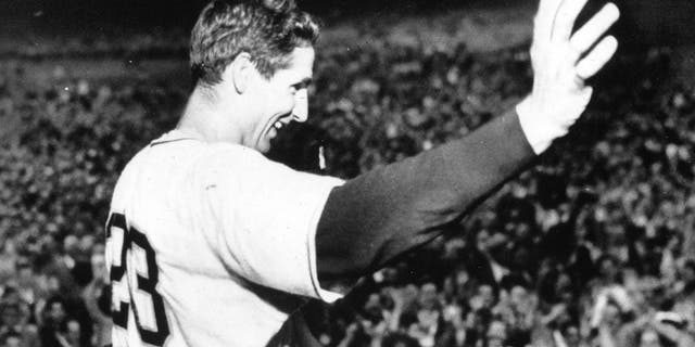 NEW YORK - OCTOBER 1, 1951. Bobby Thomson waves to the cheering crowd after his walk off home run defeated the Brooklyn Dodgers for the National League pennant on October 1, 1951 in the Polo Grounds. (Photo by Mark Rucker/Transcendental Graphics, Getty Images)