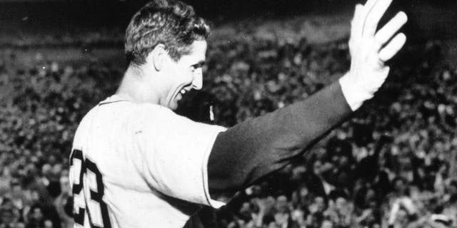 NEW YORK - OCTOBER 1, 1951. Bobby Thomson waves to the cheering crowd after his walk off home run defeated the Brooklyn Dodgers for the National League pennant on October 1, 1951 in the Polo Grounds. (Photo by Mark Rucker/Transcendental Graphics, Getty Images)