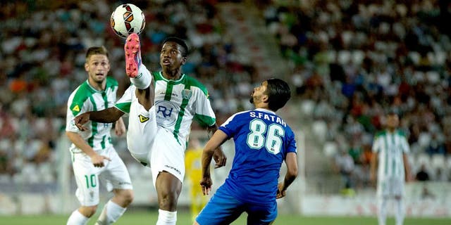 CORDOBA, SPAIN - AUGUST 06: Patrick Ekeng (2ndR) competes for the ball with Fatah (L) of Raja de Casablanca ahead his teammate Federico Cartabia (L) during the pre season friendly match between Cordoba CF and Raja de Casablanca at El Arcangel stadium on August 6, 2014 in Cordoba, Spain. (Photo by Gonzalo Arroyo Moreno/Getty Images)