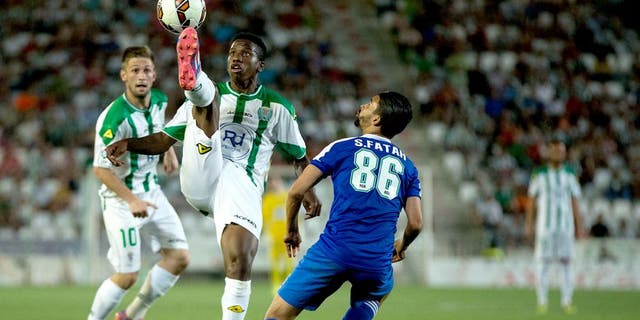 CORDOBA, SPAIN - AUGUST 06: Patrick Ekeng (2ndR) competes for the ball with Fatah (L) of Raja de Casablanca ahead his teammate Federico Cartabia (L) during the pre season friendly match between Cordoba CF and Raja de Casablanca at El Arcangel stadium on August 6, 2014 in Cordoba, Spain. (Photo by Gonzalo Arroyo Moreno/Getty Images)