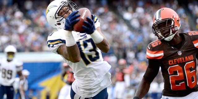 SAN DIEGO, CA- OCTOBER 4: Wide Receiver Keenan Allen #13 of the San Diego Chargers catches the ball for a touchdown while Pierre Desir #26 defends during the first quarter of their NFL Game on October 4, 2015 in San Diego, California. (Photo by Donald Miralle/Getty Images)