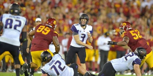 Oct 8, 2015; Los Angeles, CA, USA; Washington Huskies quarterback Jake Browning (3) throws a pass to tight end Joshua Perkins (82) against the Southern California Trojans at Los Angeles Memorial Coliseum. Mandatory Credit: Kirby Lee-USA TODAY Sports