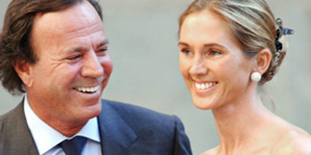 EL ESCORIAL, SPAIN - SEPTEMBER 5: Spanish singer Julio Iglesias and his wife Miranda arrive at the Chapel of the Monastery of El Escorial for the wedding of Ana Aznar, daughter of Spanish Prime Minister Jose Maria Aznar, to Alejandro Agag September 05, 2002 in El Escorial, Spain. (Photo by Carlos Alvarez/Getty Images)