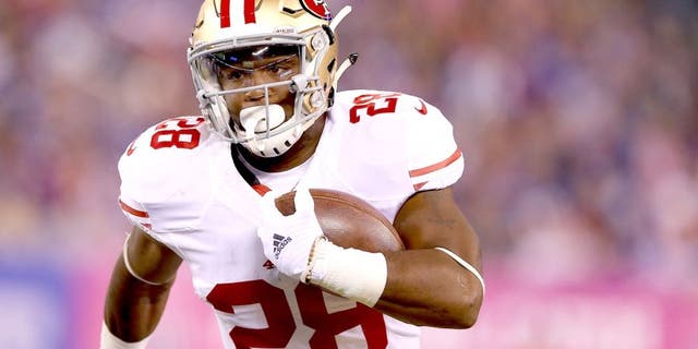 EAST RUTHERFORD, NJ - OCTOBER 11: Carlos Hyde #28 of the San Francisco 49ers carries the ball in the first quarter against the New York Giants during at MetLife Stadium on October 11, 2015 in East Rutherford, New Jersey. (Photo by Elsa/Getty Images)