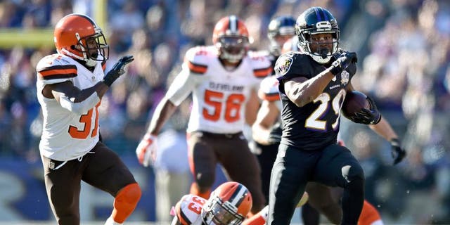 Baltimore Ravens running back Justin Forsett, right, outruns Cleveland Browns defenders in the second half of an NFL football game, Sunday, Oct. 11, 2015, in Baltimore. (AP Photo/Gail Burton)