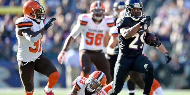Baltimore Ravens running back Justin Forsett, right, outruns Cleveland Browns defenders in the second half of an NFL football game, Sunday, Oct. 11, 2015, in Baltimore. (AP Photo/Gail Burton)
