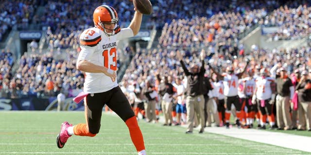 Cleveland Browns quarterback Josh McCown scores a touchdown in the second half of an NFL football game against the Baltimore Ravens, Sunday, Oct. 11, 2015, in Baltimore. (AP Photo/Gail Burton)
