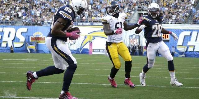 SAN DIEGO, CA - OCTOBER 12: Tight end Antonio Gates #85 of the San Diego Chargers catches a touchdown pass against the Pittsburgh Steelers at Qualcomm Stadium on October 12, 2015 in San Diego, California. (Photo by Jeff Gross/Getty Images)