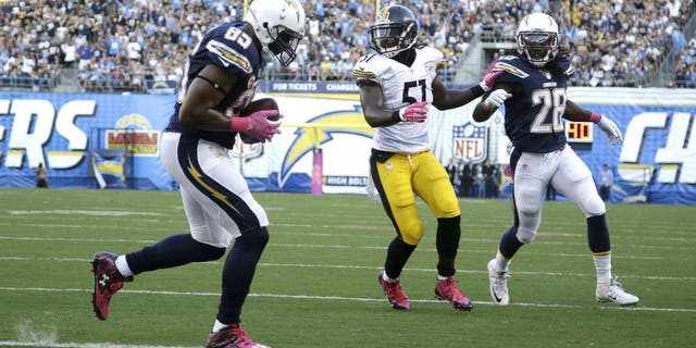 SAN DIEGO, CA - OCTOBER 12: Tight end Antonio Gates #85 of the San Diego Chargers catches a touchdown pass against the Pittsburgh Steelers at Qualcomm Stadium on October 12, 2015 in San Diego, California. (Photo by Jeff Gross/Getty Images)