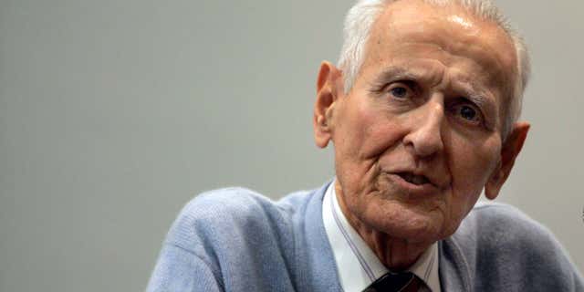 文件 - In a Nov. 29, 2007 档案照片, 博士. Jack Kevorkian addresses an audience at Wayne State University in Detroit.