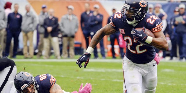 Oct 4, 2015; Chicago, IL, USA; Chicago Bears running back Matt Forte (22) breaks free from Oakland Raiders outside linebacker Aldon Smith (99) as Chicago Bears tight end Zach Miller (86) blocks during their game at Soldier Field. Mandatory Credit: Matt Marton-USA TODAY Sports