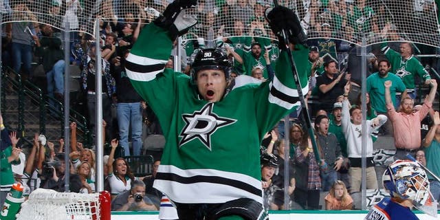 DALLAS, TX - OCTOBER 13: Jason Spezza #90 of the Dallas Stars scores one of his three goals on the night against the Edmonton Oilers at the American Airlines Center on October 13, 2015 in Dallas, Texas. (Photo by Glenn James/NHLI via Getty Images)