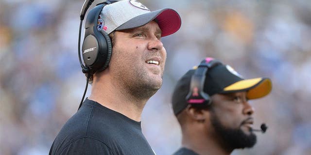 SAN DIEGO, CA - OCTOBER 12: (L-R) Injured quarterback Ben Roethlisberger #7 talks with head coach Mike Tomlin of the Pittsburgh Steelers during a game against the San Diego Chargers at Qualcomm Stadium on October 12, 2015 in San Diego, California. (Photo by Donald Miralle/Getty Images)