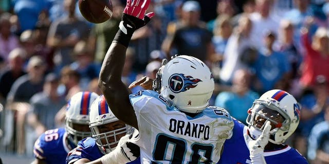 NASHVILLE, TN - OCTOBER 11: Quarterback Tyrod Taylor #5 of the Buffalo Bills passes the ball over Brian Orakpo #98 of the Tennessee Titans during the second half of a game at Nissan Stadium on October 11, 2015 in Nashville, Tennessee. (Photo by Frederick Breedon/Getty Images)